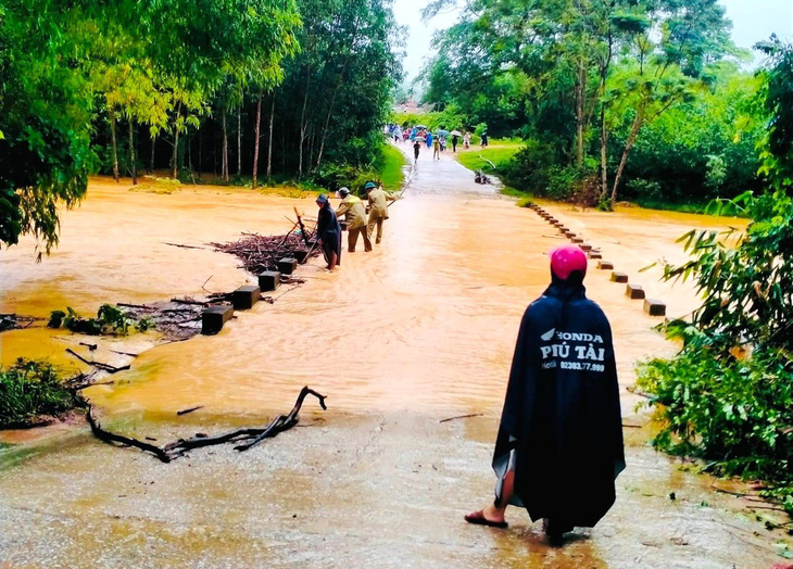 Một tuyến đường ở huyện Hương Khê bị ngập do mưa lớn kéo dài - Ảnh: H.A.