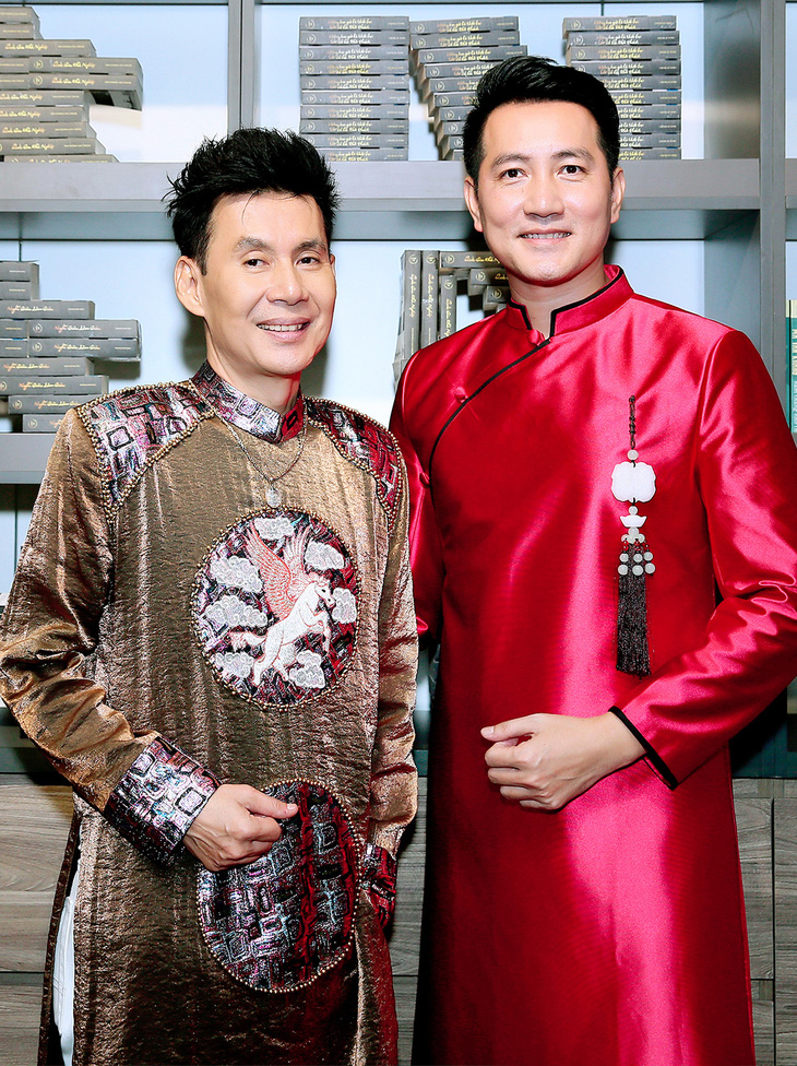 Ca sĩ Nguyễn Phi Hùng, Đoan Trường mặc trang phục truyền thống đi cúng tổ