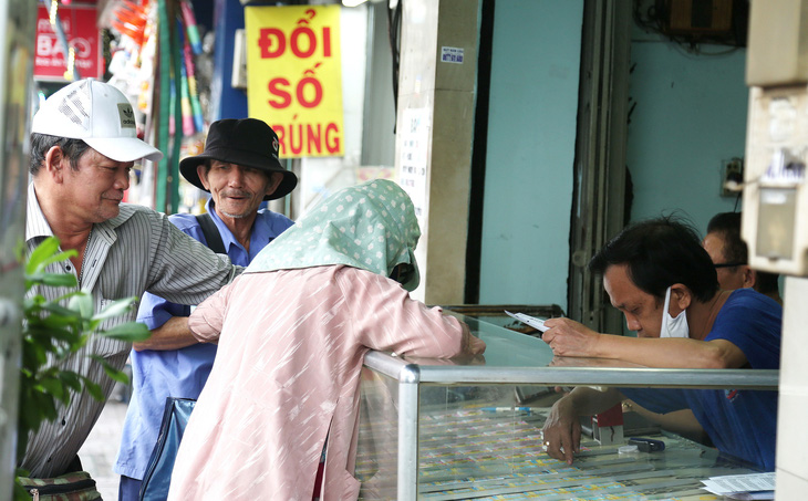 Người bán dạo lấy vé số tại một đại lý trên đường Phan Đình Phùng (quận Phú Nhuận, TP.HCM) vào chiều 25-9 - Ảnh: PHƯƠNG QUYÊN