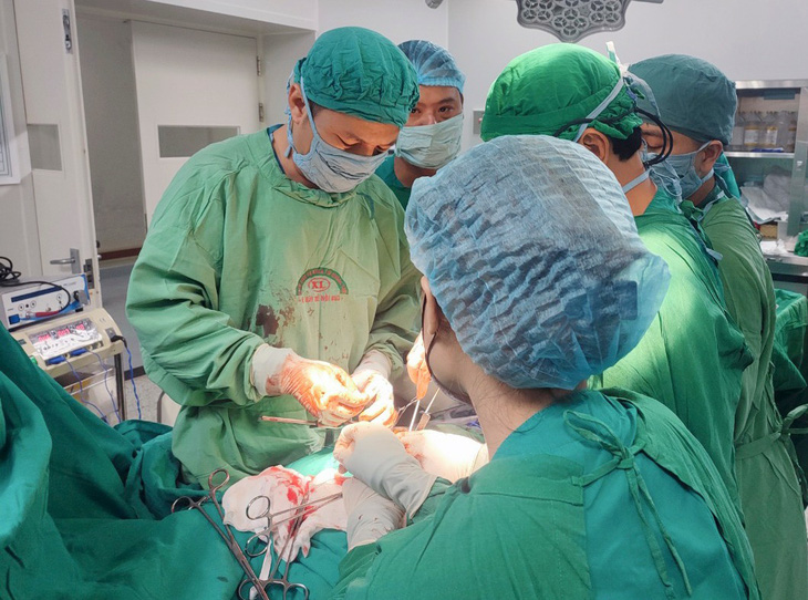 Các bác sĩ phẫu thuật cấp cứu thành công cho bệnh nhân bị dao đâm thấu tim - Ảnh: B.HUÂN