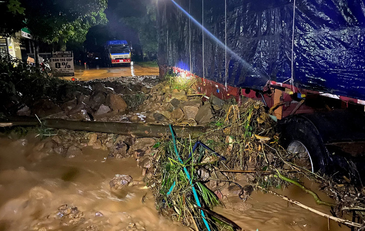 Tuyến đường ở huyện Minh Hóa bị sạt lở sau trận mưa lớn khiến ô tô bị mắc kẹt - Ảnh: Đ.TRÍ