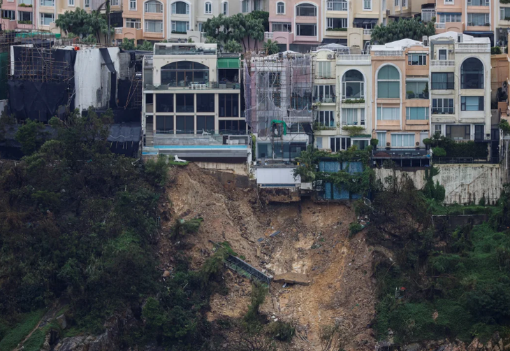 Những ngôi nhà sang trọng trên bán đảo Redhill ở Hong Kong rơi vào tình trạng bất ổn sau vụ sụt lở đất ngày 8-9 - Ảnh: Reuters