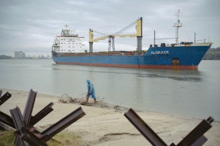 Tàu hàng Panama tên Algrace trên sông Danube, gần cảng Izmail của Ukraine - Ảnh: AFP