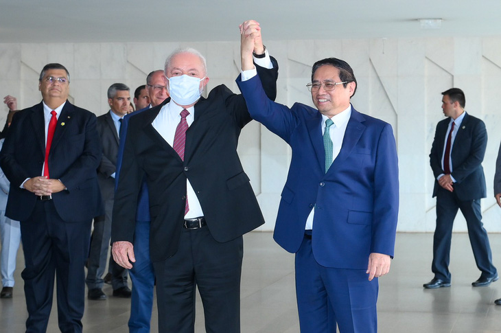 Tổng thống Brazil Lula da Silva nắm chặt tay Thủ tướng Phạm Minh Chính và giơ lên cao khi gặp lại nhà lãnh đạo Việt Nam lần thứ hai trong năm 2023 - Ảnh: DƯƠNG GIANG