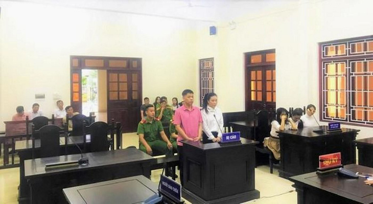 Sau khi tống tiền doanh nghiệp, Lê Toàn và Trần Thị Nhung bị tòa xử về tội &quot;cưỡng đoạt tài sản&quot; - Ảnh: L.T