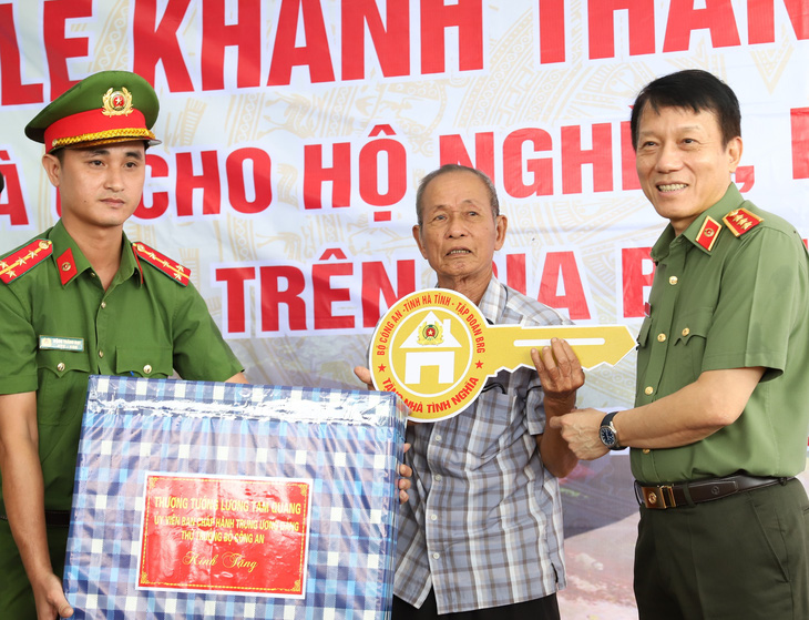 Thứ trưởng Lương Tam Quang (bìa phải) tại buổi lễ trao nhà cho người nghèo Hà Tĩnh - Ảnh: CACC