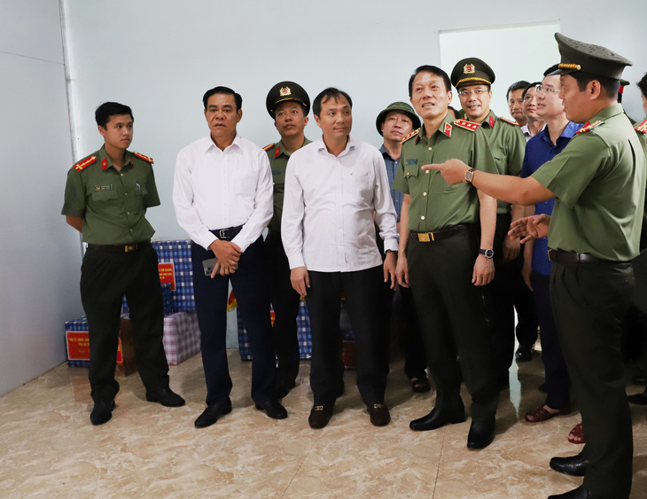 Thứ trưởng Lương Tam Quang cùng lãnh đạo tỉnh Hà Tĩnh thăm các ngôi nhà do Bộ Công an tặng cho người nghèo Hà Tĩnh - Ảnh: CACC