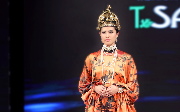 Hoa hậu Nhật hóa Nam Phương hoàng hậu tại London Fashion Week