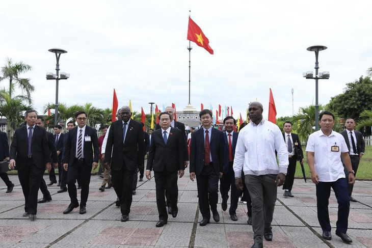 Chủ tịch Quốc hội Cuba Esteban Lazo Hernandez và Phó chủ tịch thường trực Quốc hội Trần Thanh Mẫn và đại biểu hai nước thăm di tích Kỳ đài Hiền Lương thuộc Khu di tích quốc gia đặc biệt Đôi bờ Hiền Lương - Bến Hải - Ảnh: TTXVN