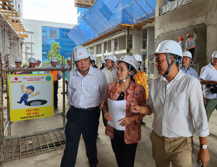 Chủ tịch HĐND TP.HCM Nguyễn Thị Lệ cùng đoàn giám sát khảo sát tại dự án nhà ở xã hội cho công nhân thuê sáng 26-9 - Ảnh: ÁI NHÂN