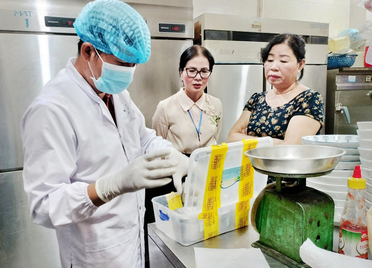 Cơ quan chức năng lấy mẫu thực phẩm tại cơ sở bánh mì Phượng xét nghiệm - Ảnh: Sở Y tế
