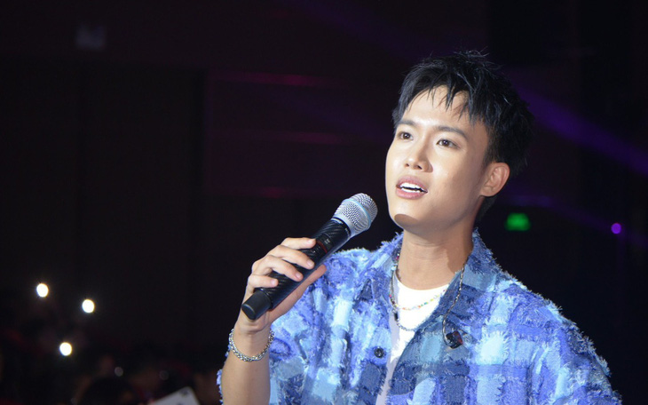 Võ Thiện Thanh đến ủng hộ Võ Việt Phương làm đêm nhạc Trăng thu góp quỹ cho trẻ vùng cao