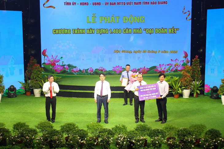 Đại diện Tập đoàn TNG Holdings Vietnam trao tặng 5 tỉ đồng cho Ủy ban MTTQVN tỉnh Hậu Giang.