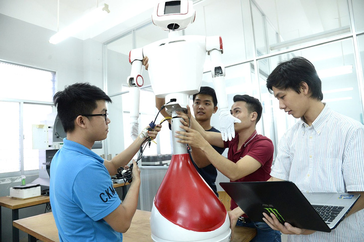 Nhóm sinh viên thiết kế robot tại Trường đại học Sư phạm kỹ thuật TP.HCM - Ảnh: TỰ TRUNG