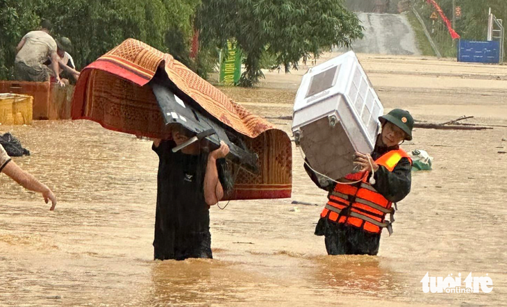 Lực lượng bộ đội hỗ trợ người dân huyện Quỳ Châu, Nghệ An di dời tài sản -  Ảnh: N.THẮNG