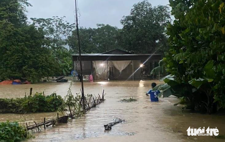 Mưa lớn suốt hai ngày qua khiến một số khu dân cư ở huyện Quỳ Châu bị ngập lụt - Ảnh: N.THẮNG