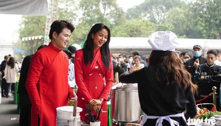 Hoa hậu H'Hen Niê và MC Vũ Mạnh Cường trò chuyện với thí sinh dự thi vòng chung kết cuộc thi &quot;Đi tìm người nấu phở ngon 2022&quot; - Ảnh: NGUYỄN HIỀN
