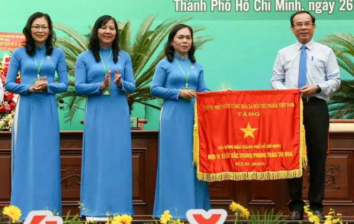Ông Nguyễn Văn Nên trao cờ của Chính phủ tặng Hội Nông dân TP.HCM - Ảnh: THẢO LÊ