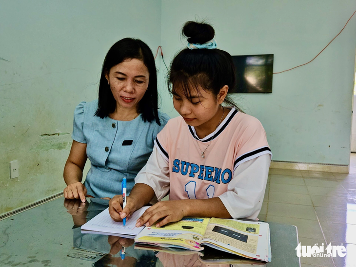 Từ lâu Mỹ đã xem những cô giáo, cán bộ ở Trung tâm Bảo trợ xã hội huyện Khánh Sơn như những người mẹ, người chị của mình.