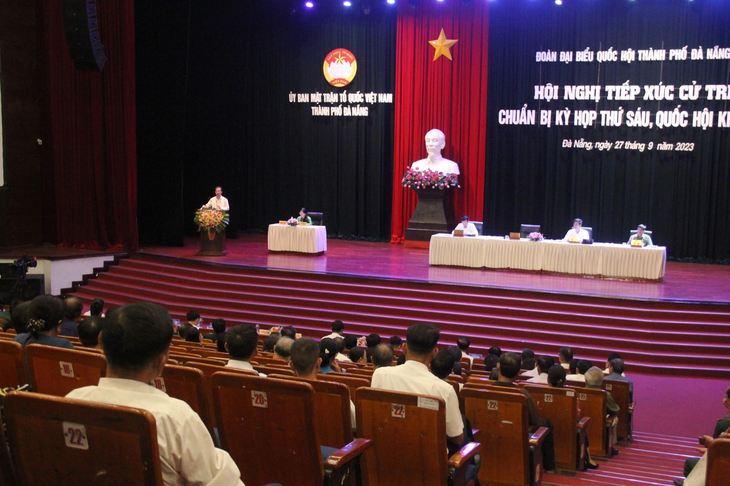 Đoàn đại biểu Quốc hội TP Đà Nẵng trả lời ý kiến cử tri - Ảnh: TRƯỜNG TRUNG