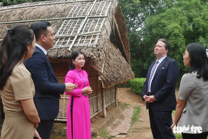 Đại sứ Mỹ tại Việt Nam Marc Knapper thăm quê hương Chủ tịch Hồ Chí Minh sáng 27-9 - Ảnh: DOÃN HÒA