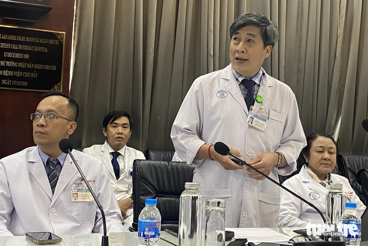 Bác sĩ Trần Thanh Tùng - trưởng khoa huyết học Bệnh viện Chợ Rẫy - chia sẻ quá trình điều trị và hồi phục của bệnh nhân ung thư hạch - Ảnh: X.MAI