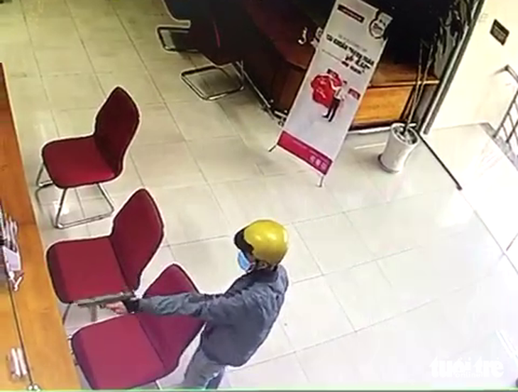 Camera ghi lại cảnh nam thanh niên cướp ngân hàng - Ảnh: HOÀI THƯƠNG cắt từ clip