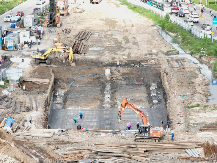 Công nhân thi công hạng mục đường hầm dự án đầu tư công nút giao thông An Phú (TP Thủ Đức) - Ảnh: HÀ VIỄN PHƯƠNG
