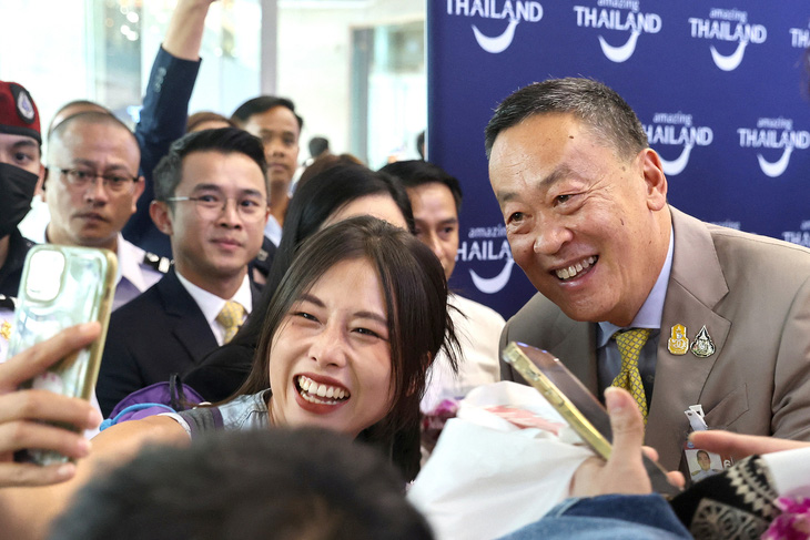 Thủ tướng Thái Lan Srettha Thavisin chụp hình cùng du khách tại sân bay quốc tế Suvarnabhumi của Thái Lan ngày 25-9 - Ảnh: Reuters