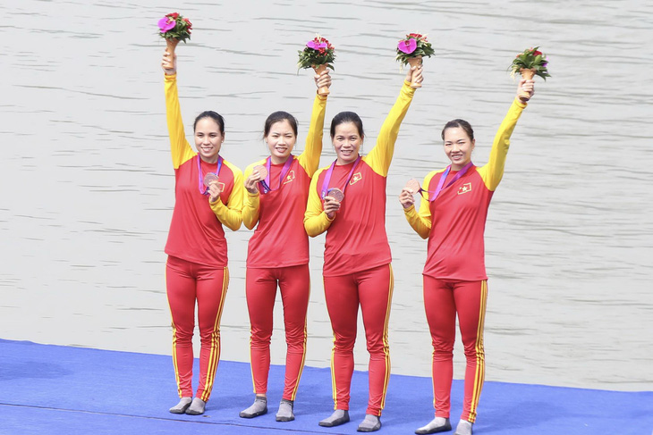 Từ trái sang: Hà Thị Vui, Dư Thị Bông, Phạm Thị Huệ và Đinh Thị Hảo, những người mang về huy chương đầu tiên cho thể thao Việt Nam ở Asiad 19 - Ảnh: ĐỨC KHUÊ