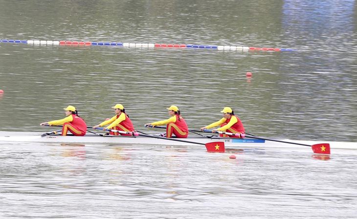 Đội rowing Việt Nam giành HCĐ đầu tiên trong ngày thi đấu 24-9 - Ảnh: ĐỨC KHUÊ
