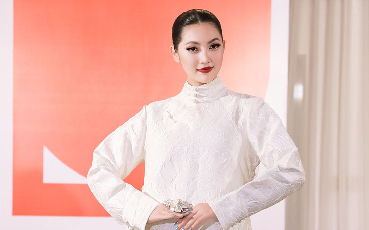 Độc đáo áo dài lụa phối jean tại fashion show Chu và Chung