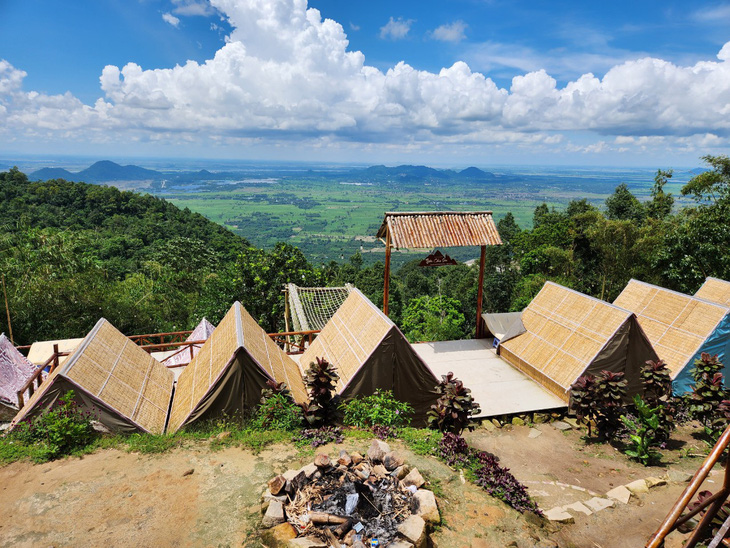 Có 10 homestay trên núi Cấm được xây dựng không phép, không đăng ký kinh doanh, chiếm đất rừng - Ảnh: CHÍ HẠNH