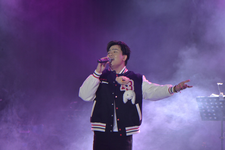 Nhạc sĩ Hứa Kim Tuyền được khán giả ủng hộ nồng nhiệt - Ảnh: BTC