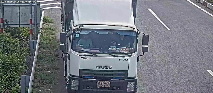 Tài xế xe tải dùng khăn vải che biển số để đi lùi trên cao tốc bị lập biên bản - Ảnh: Cắt từ camera