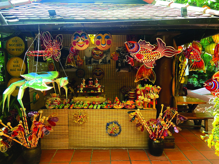 Một quầy bán đồ chơi Trung thu ở Hà Nội. Ảnh tư liệu của Trịnh Bách