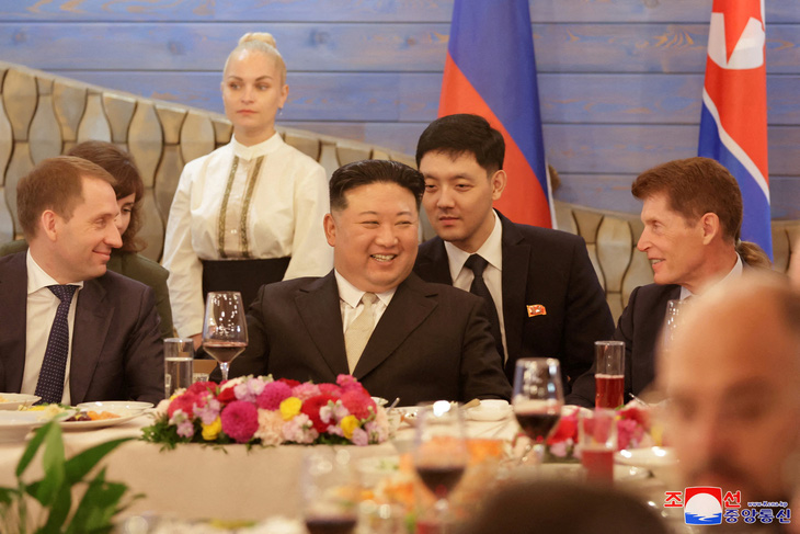Nhà lãnh đạo Triều Tiên Kim Jong Un (giữa) tại Vladivostok (Nga) ngày 17-9 - Ảnh: REUTERS/KCNA