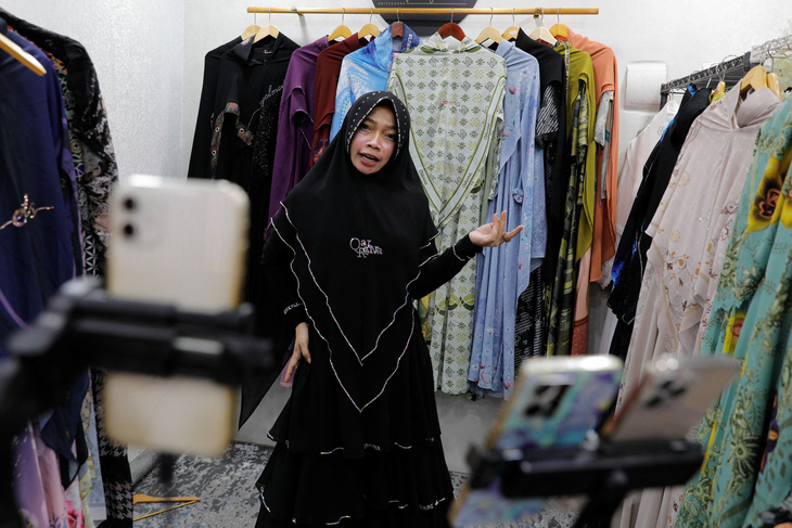 Cô Bening Widayati, 40 tuổi, bán quần áo thông qua phát trực tiếp trên mạng xã hội, Jakarta, Indonesia, ngày 27-9 - Ảnh: REUTERS