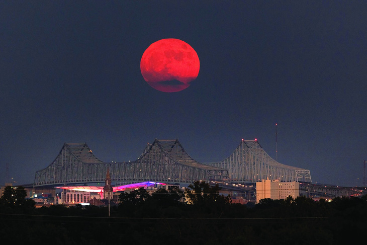 Ảnh chụp hiện tượng “siêu trăng xanh” ở New Orleans (Mỹ) ngày 30-8-2023. Gọi “siêu trăng” vì vị trí gần Trái đất của nó, và “xanh” vì đây là lần trăng tròn thứ hai trong vòng 1 tháng. Ảnh: NASA/Michael Democker