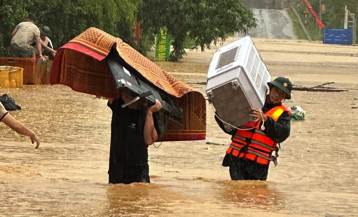 Dự báo hôm nay (12-10) và ngày mai ở miền Trung mưa lớn xảy ra dồn dập - Ảnh: DOÃN HÒA