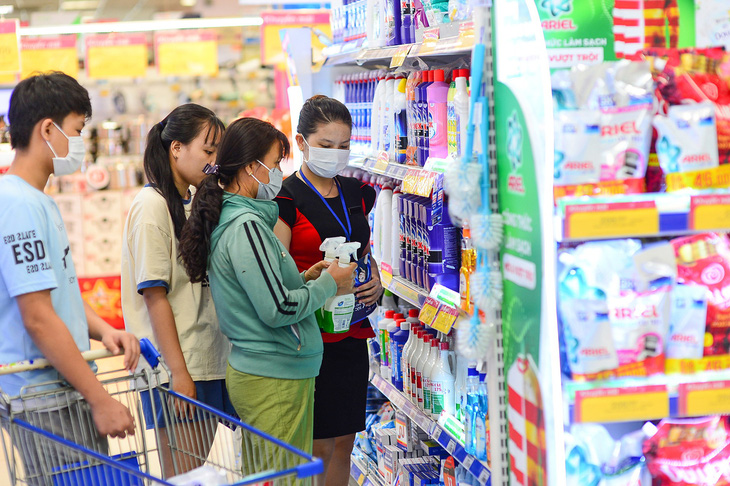 Để kích cầu tiêu dùng kéo sức mua bằng biện pháp giảm thuế VAT cũng đã được áp dụng. Trong ảnh: người dân mua sắm trong siêu thị tại TP.HCM - Ảnh: QUANG ĐỊNH