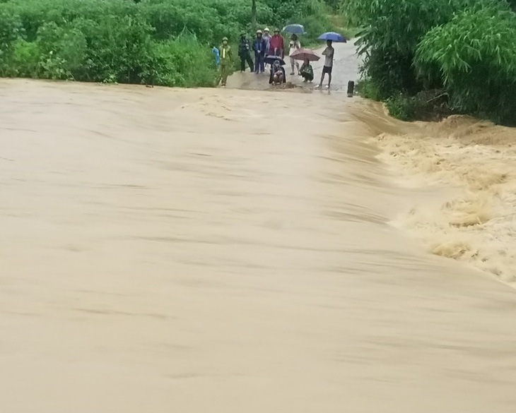 Nước lũ dâng cao, chảy xiết tại đập tràn ở thôn Đồng Chành, xã Thượng Ninh, huyện Như Xuân (Thanh Hóa) sáng 27-9, nên người và phương tiện giao thông không qua lại được - Ảnh do UBND huyện Như Xuân cung cấp