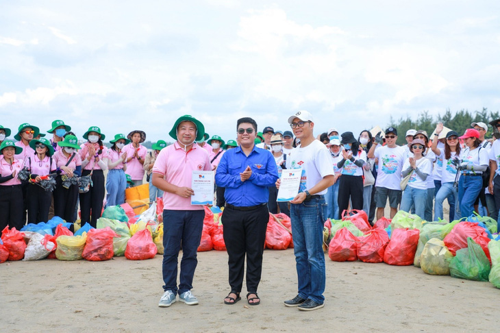 C.P. Việt Nam tham gia làm sạch bãi biển Long Hải - Ảnh 4.