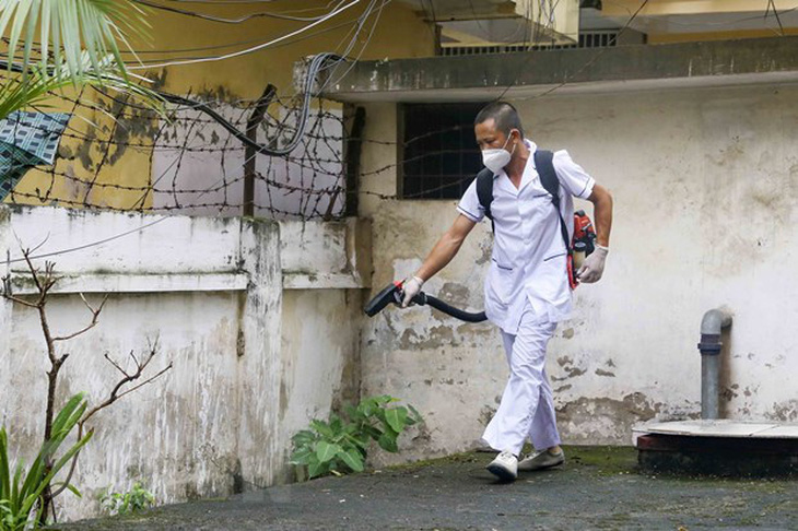 ハノイのハイバチュン地区の医療スタッフが住宅地の蚊を殺すために化学薬品を散布する - 写真: TUAN DUC/TTXVN