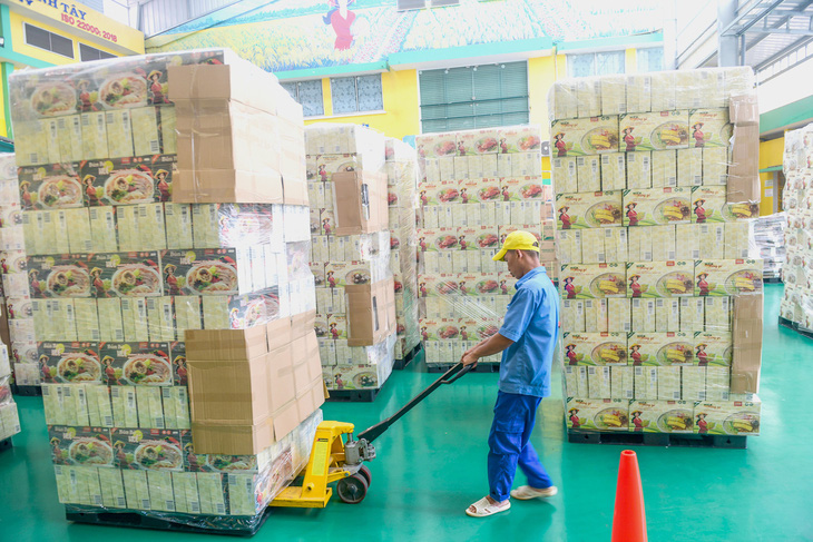 Đưa hàng vào container để xuất khẩu của một công ty thực phẩm trong khu chế xuất Tân Thuận, quận 7, TP.HCM - Ảnh: QUANG ĐỊNH