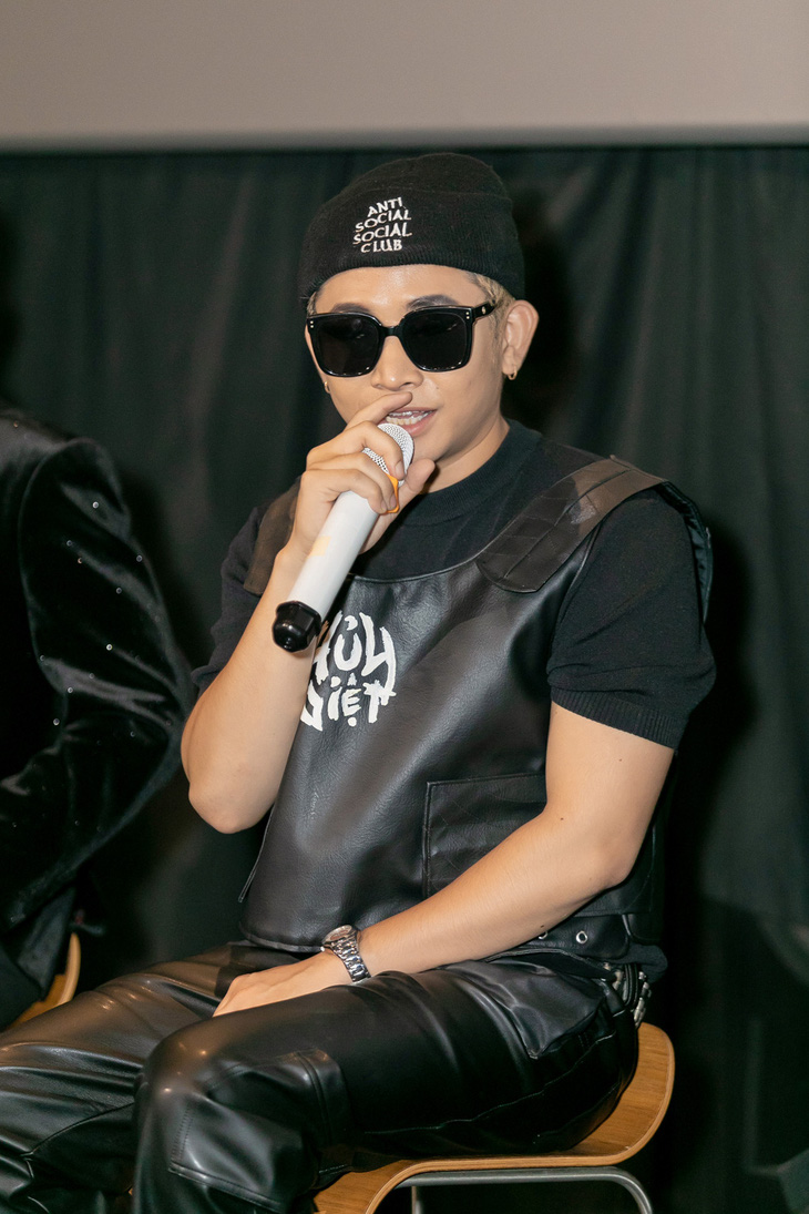 Ricky Star cũng góp giọng vào sản phẩm và quay nhiều cảnh trong MV. Rapper Rap Việt mùa 1 tiết lộ thời gian qua anh muốn tập trung vào sản phẩm cá nhân nên hạn chế góp giọng vào sản phẩm của ca sĩ khác. Tuy nhiên khi nghe Mina Young debut, vì cũng từng biết Mina Young trước đó nên Ricky Star nhận lời để ủng hộ đàn em.