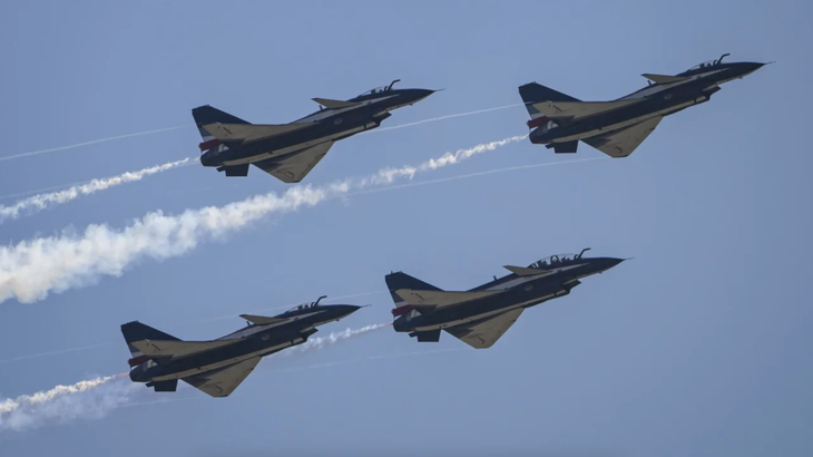 Tiêm kích J-10 của Trung Quốc trình diễn đội hình trong Triển lãm hàng không năm 2022 ở Chu Hải, Trung Quốc - Ảnh: CNN