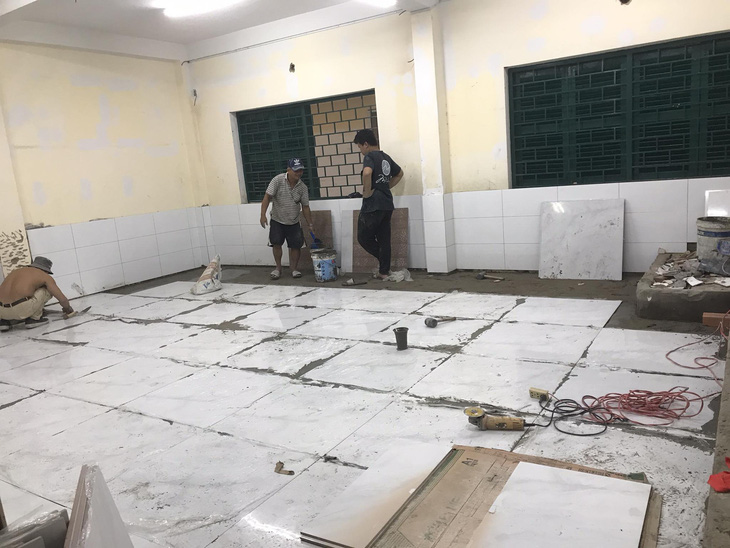 Phòng học lớp 1/2 được sửa chữa rầm rộ vào tháng 8 - Ảnh: PHCC