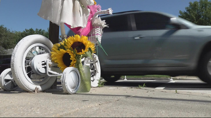Năm 2021, cô bé Allie Hart, 5 tuổi, đã thiệt mạng sau khi bị Ford Transit đâm phải trong lúc đang chơi trên làn đường dành cho xe đạp. Đến nay, tại nơi xảy ra tai nạn, vẫn còn chiếc xe đạp của cô bé, một vài thú bông cùng biển báo kể lại vụ việc nhằm nâng cao ý thức về an toàn giao thông - Ảnh: WUSA9