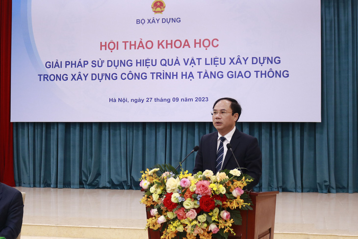 Ông Nguyễn Văn Sinh, thứ trưởng Bộ Xây dựng, phát biểu tại hội thảo - Ảnh: ĐÌNH HÀ